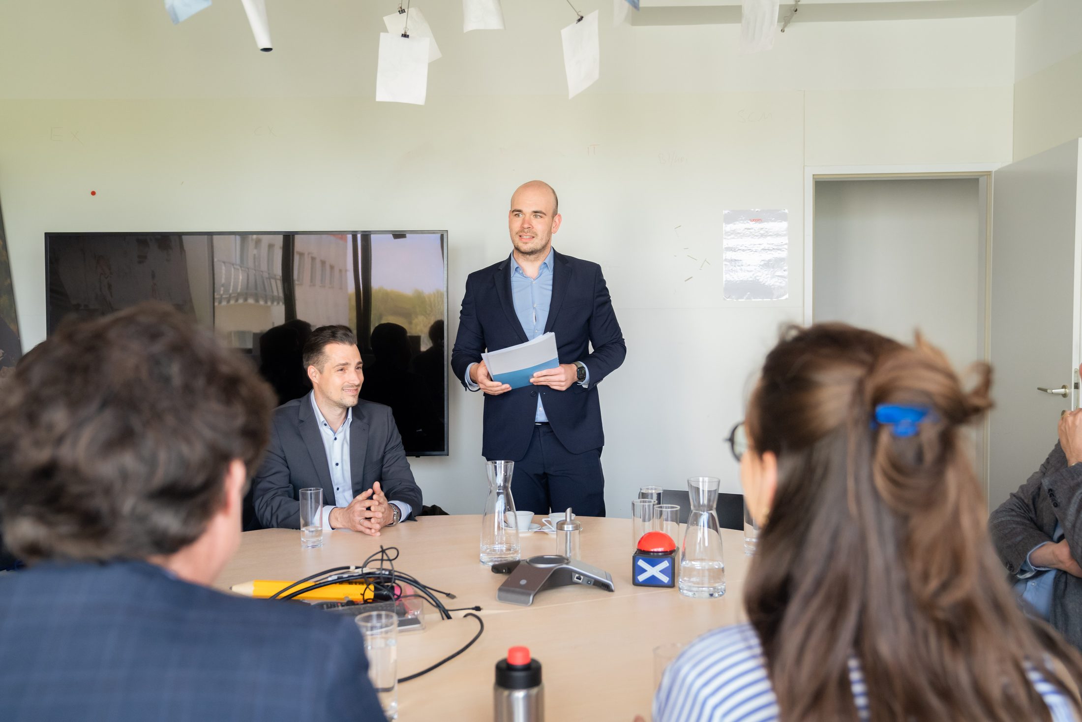Felix Geyer präsentiert vor einer Arbeitsgruppe