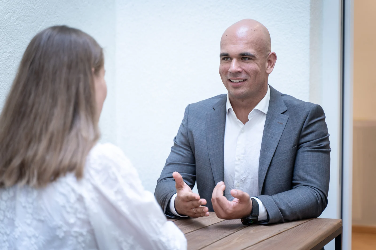 Felix Geyer im persönlichen Austausch an einem Besprechungstisch